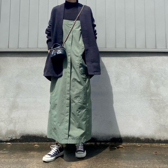 ノーカラージャケット×しまむらのグリーンの「リップストップカーゴジャンパースカート」