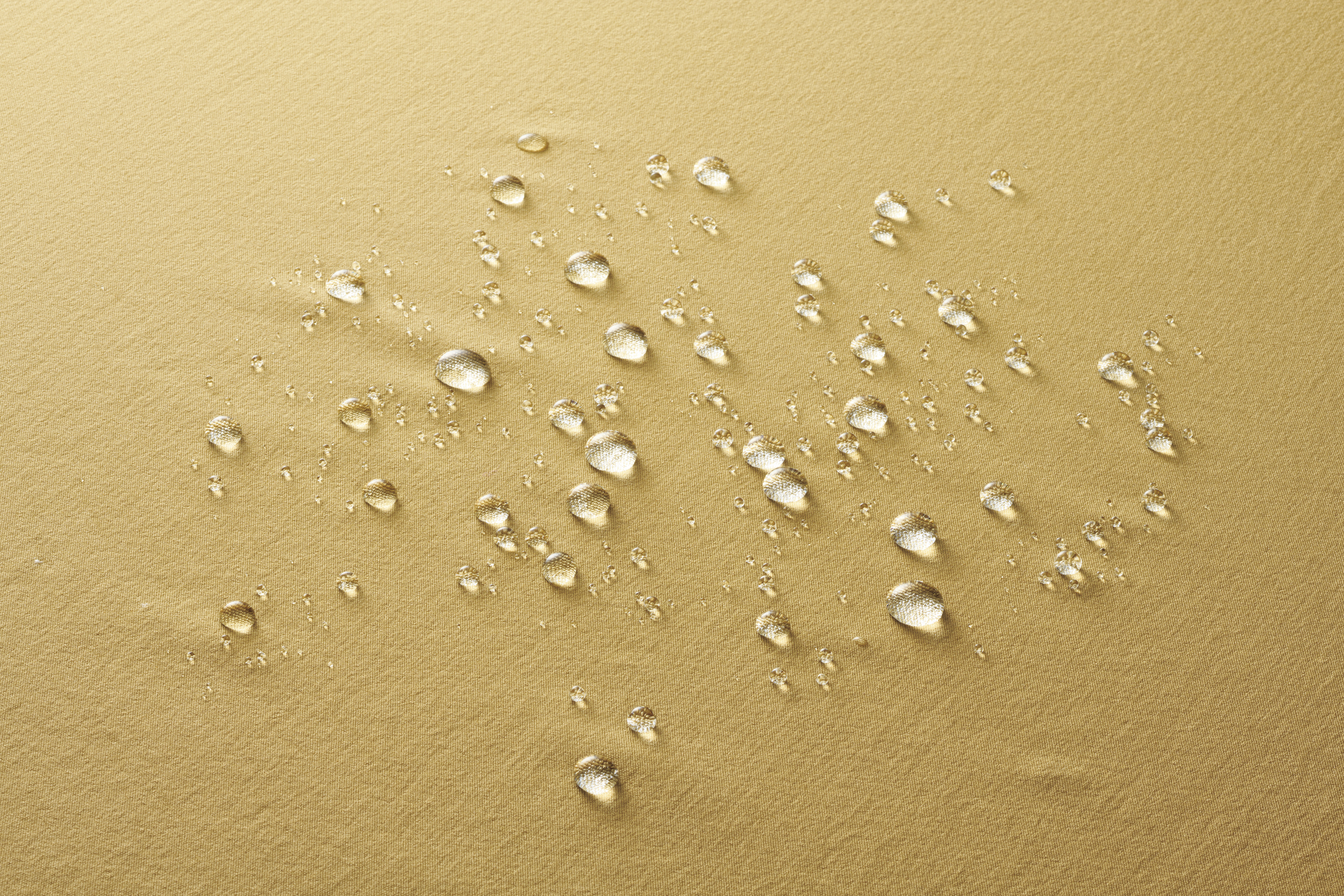 撥水ブレスプルオーバーの撥水性がわかる画像