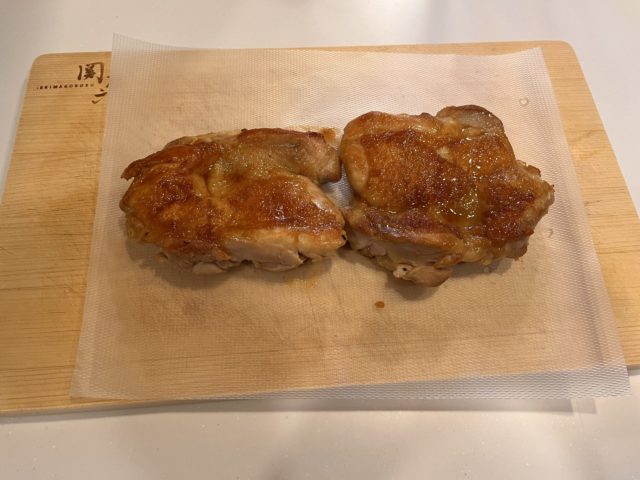 まな板シートに乗っている照り焼きチキン