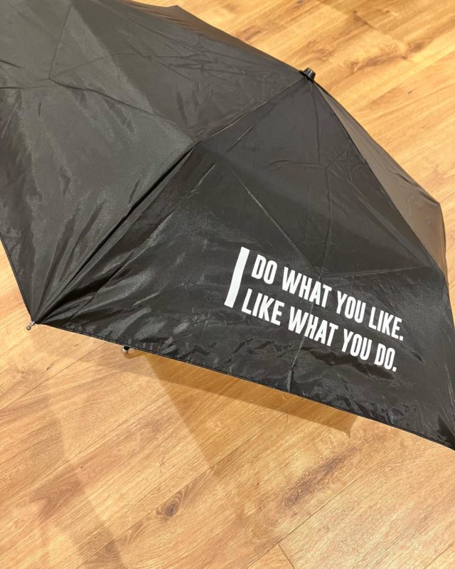 ブラックのロゴ日傘