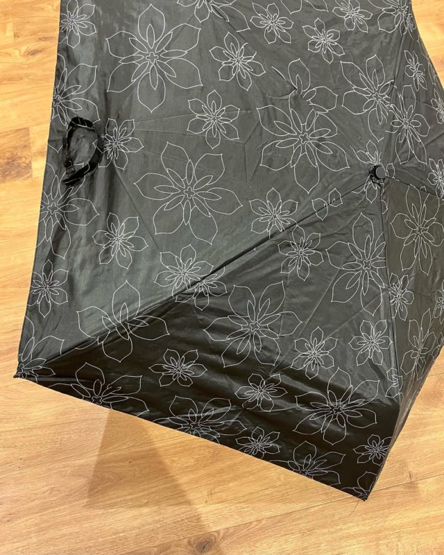 ブラックにホワイトの花柄日傘
