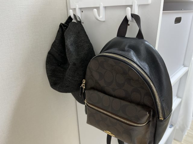 カラボ3連フックに帽子とカバンがかかっている