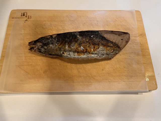 まな板シートに乗っている生魚