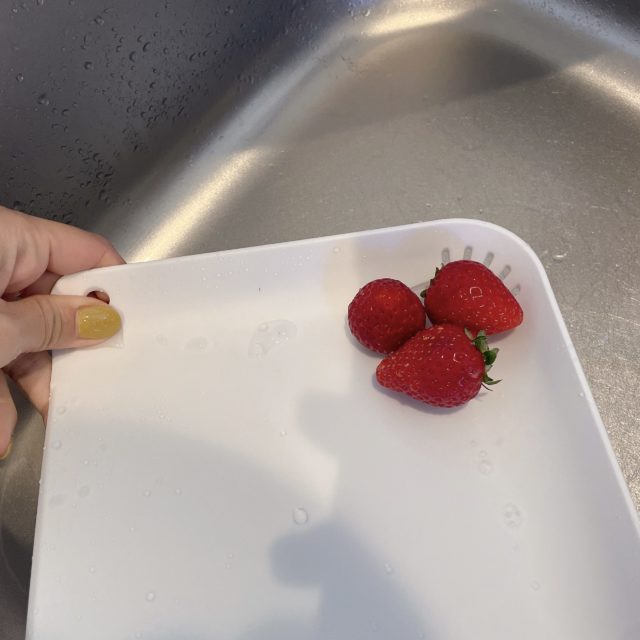 洗ったいちごの水をきる写真