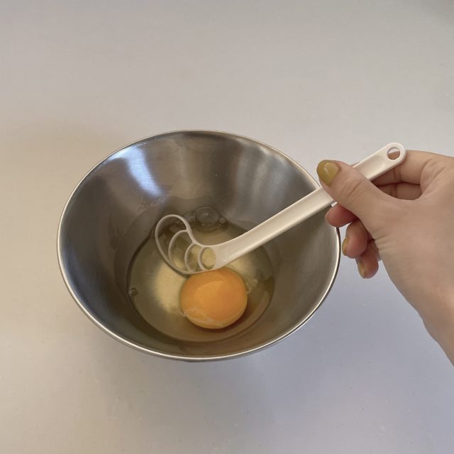 割り入れた卵をほぐす前の写真