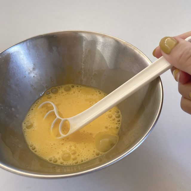 卵を解きほぐした写真