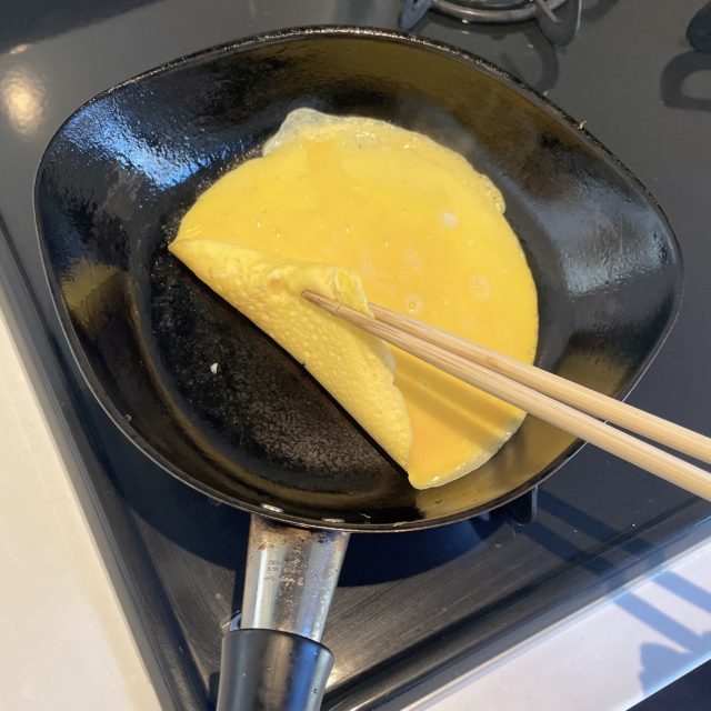 薄焼き卵を焼いている写真