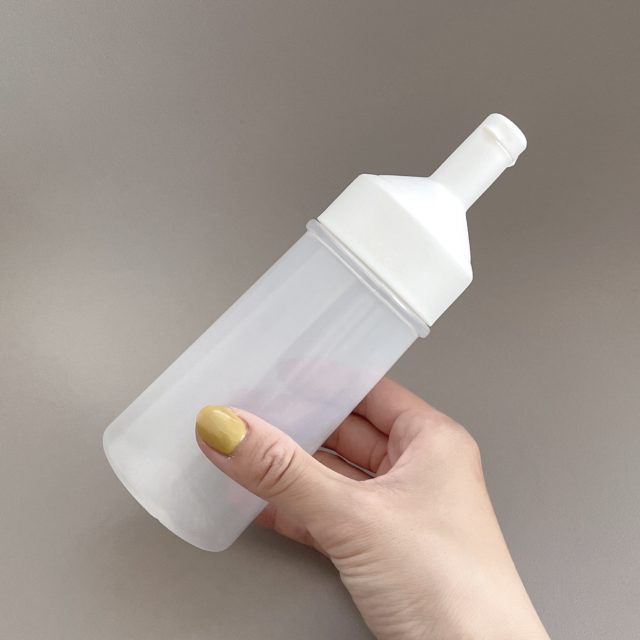 ボトルを手で持った写真