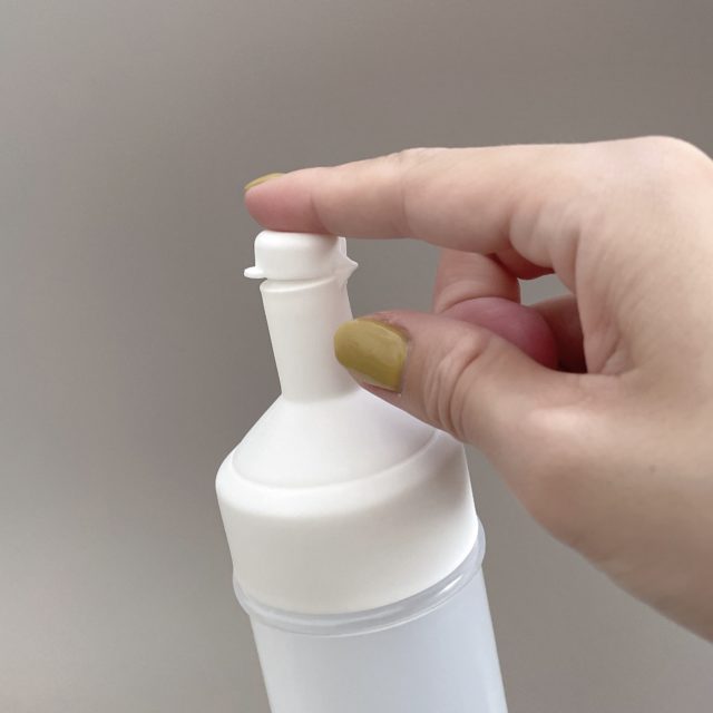 蓋を押して閉める写真