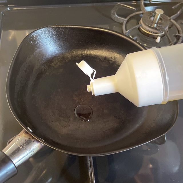 フライパンにオイルを注ぐ写真