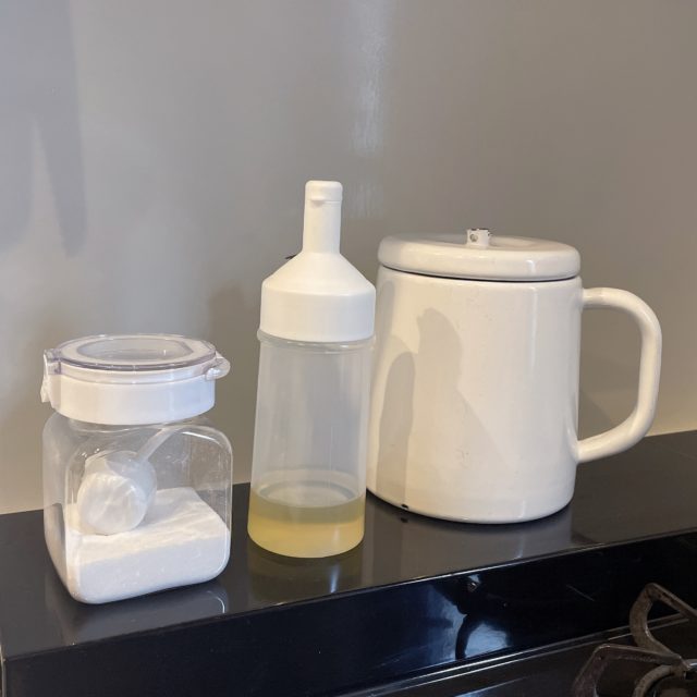 ケトルとc調味料入れと並べた写真