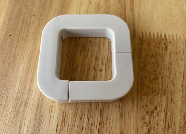 たたんでいる状態のトラベルバックハンガー