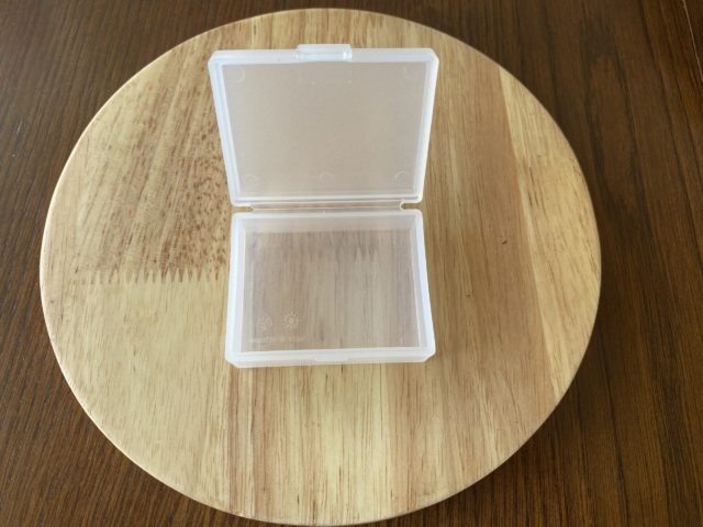 蓋を開けた状態のポリプロピレンピルケース