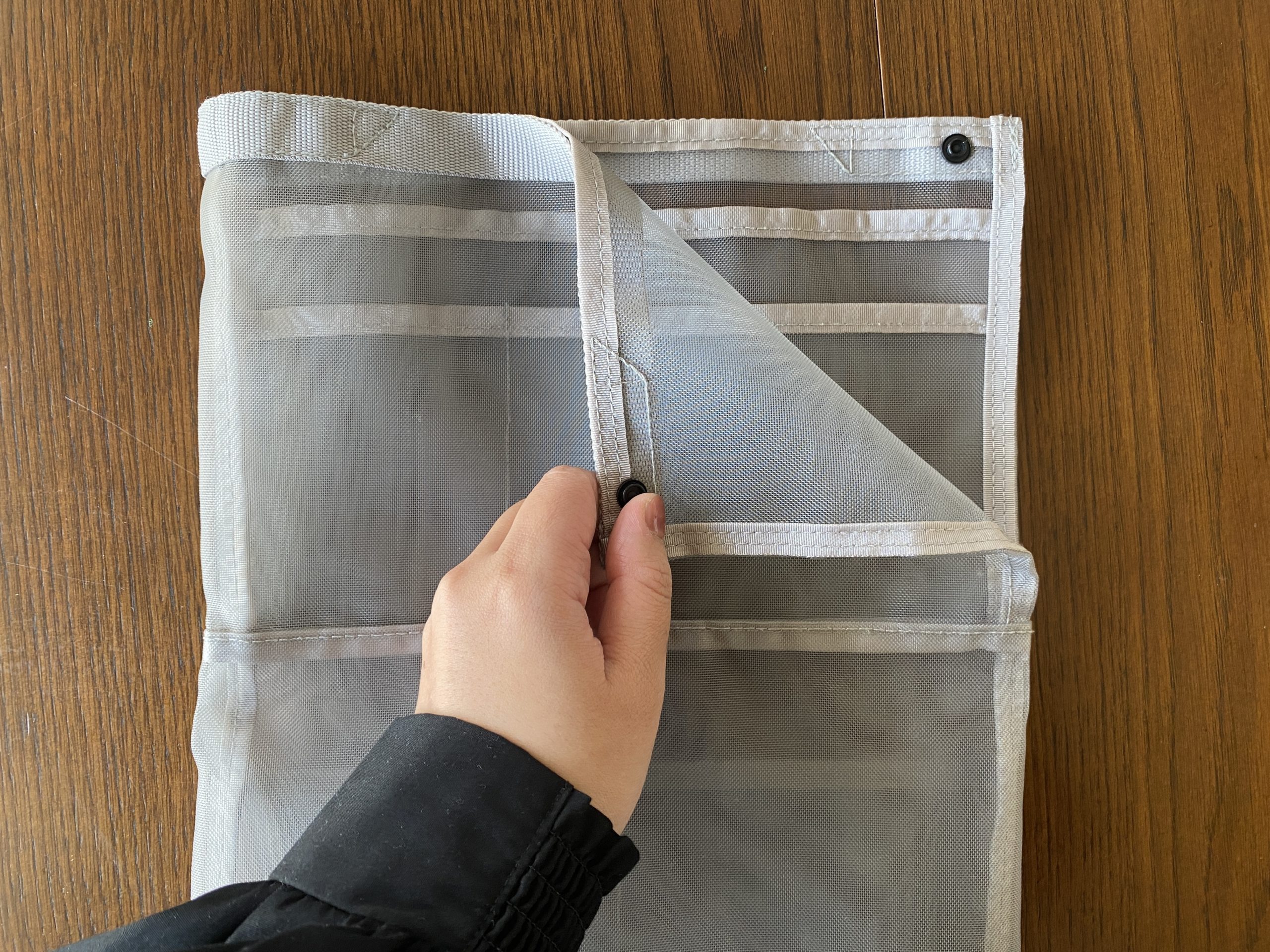 バッグインバッグのスナップボタンを開けているところ