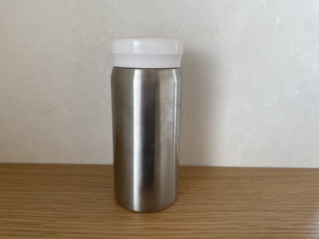 ふたを閉めた状態のステンレス保温保冷マグ