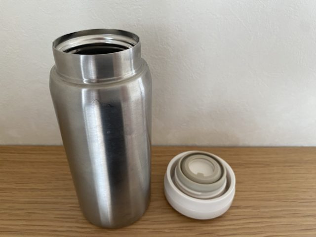 ふたを開けた状態のステンレス保温保冷マグ