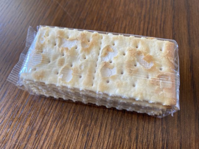 小袋に入っているコルッシプレーンクラッカー