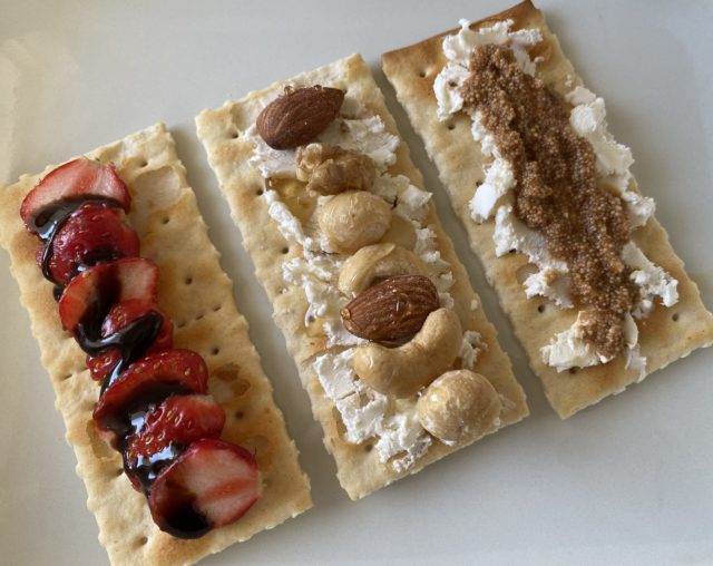 3種のトッピンングをしたコルッシプレーンクラッカー