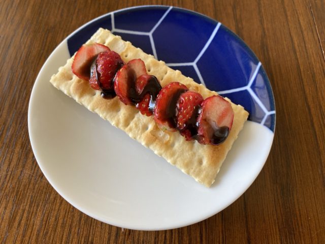 苺とチョコレートソースを乗せたコルッシプレーンクラッカー