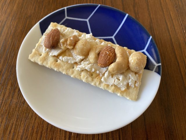 クリームチーズ、ナッツ、蜂蜜を乗せたコルッシプレーンクラッカー