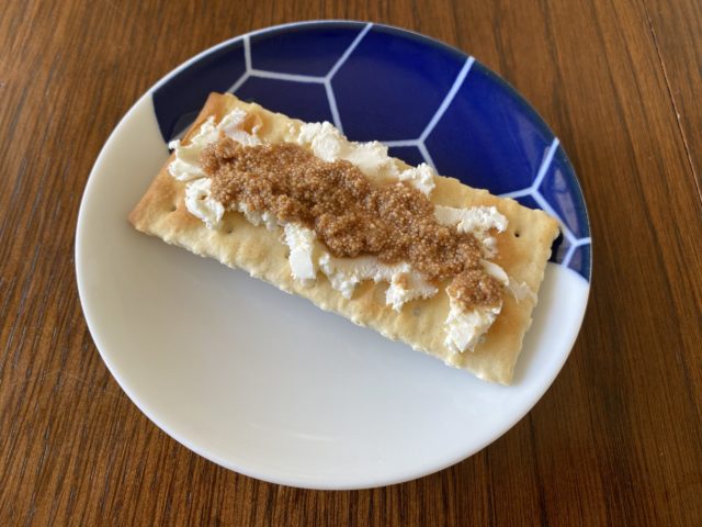 クリームチーズと明太子スプレッドを乗せたコルッシプレーンクラッカー