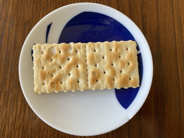 袋から出した一枚のコルッシプレーンクラッカー