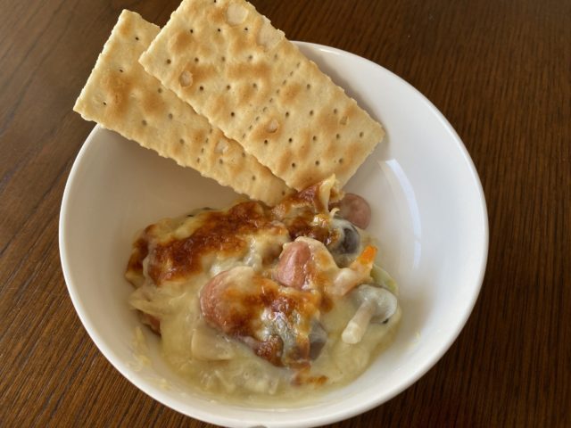 グラタンに添えられたコルッシプレーンクラッカー