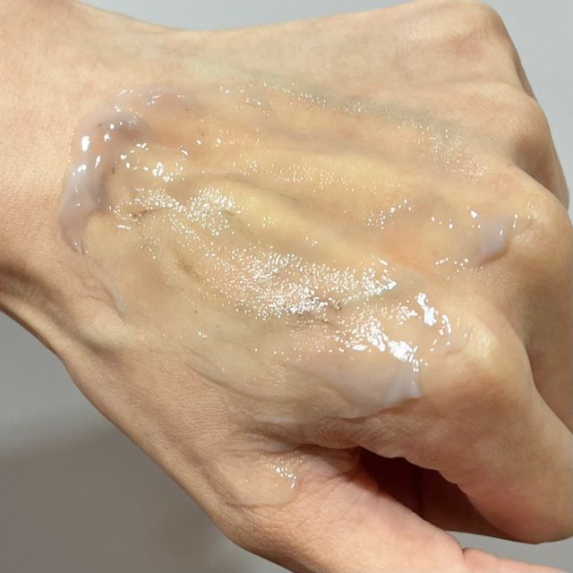ドロアス　クレイクレンジングジェルで手の甲のメイクを落としている様子