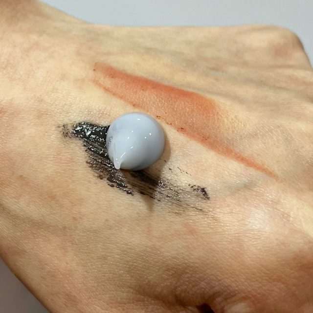 ドロアス　クレイクレンジングジェルを手の甲のメイクの上に取った様子