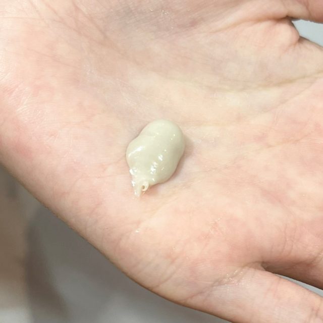 ドロアス　クレイクリアウォッシュを手に取った様子