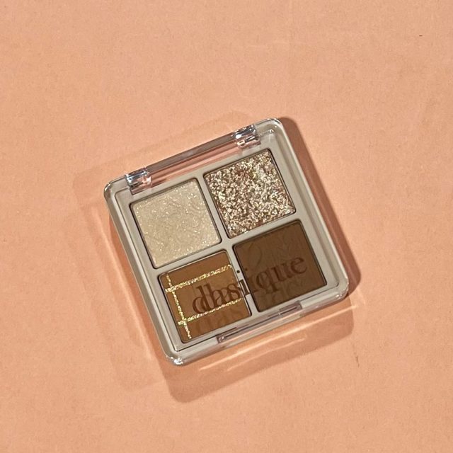 4色入りアイシャドウ