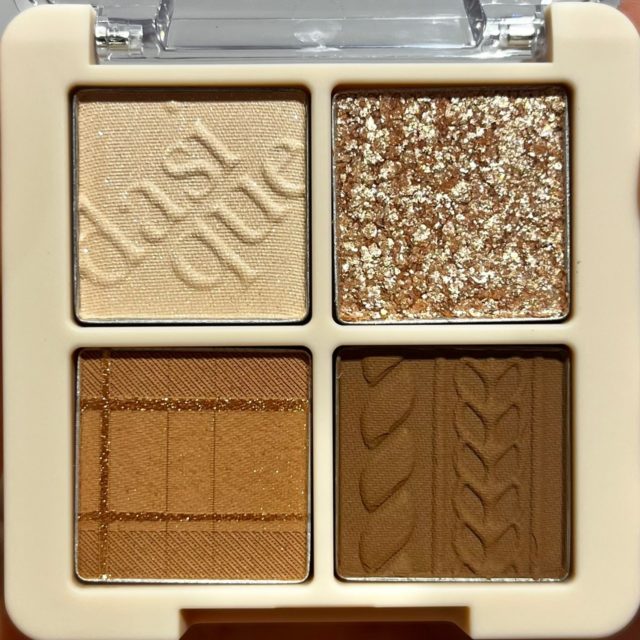 4色入りアイシャドウ