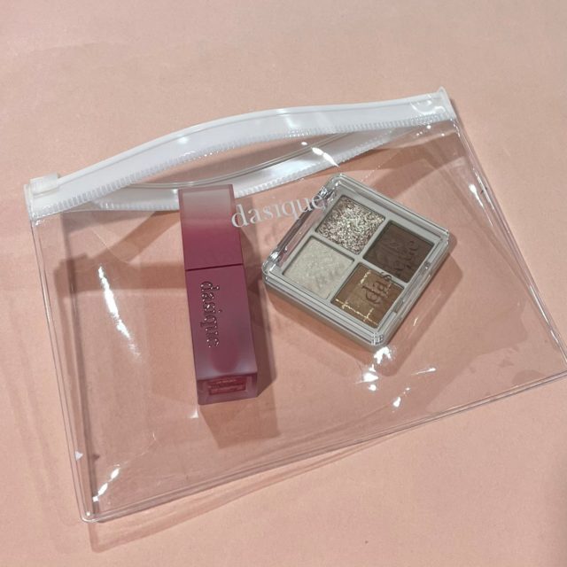 クリアポーチにコスメを入れている