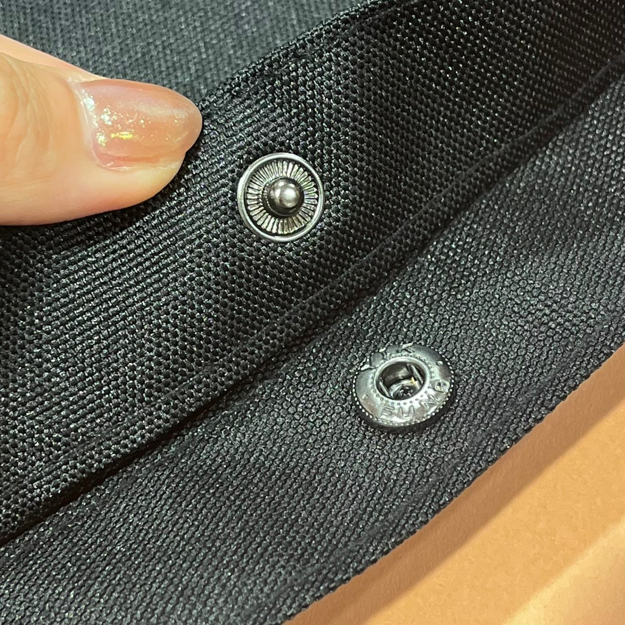 2WAY TOTE BAGの開け口部分にあるスナップボタン