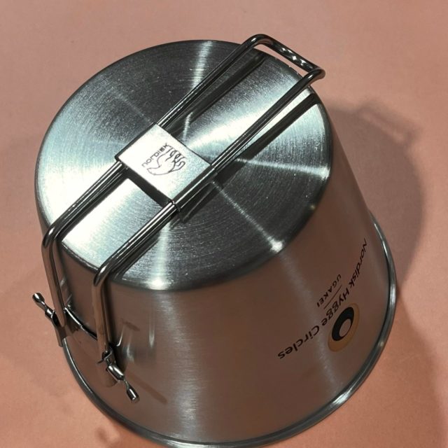 Nordiskシェラカップの持ち手を折りたたんだところ