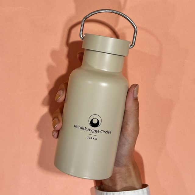 Nordiskボトルを持ったところ（裏面）