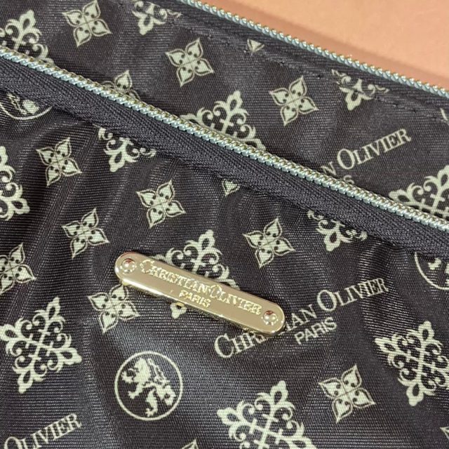CHRISTIAN OLIVIER PARIS お財布機能付きショルダーバッグのブランドロゴ