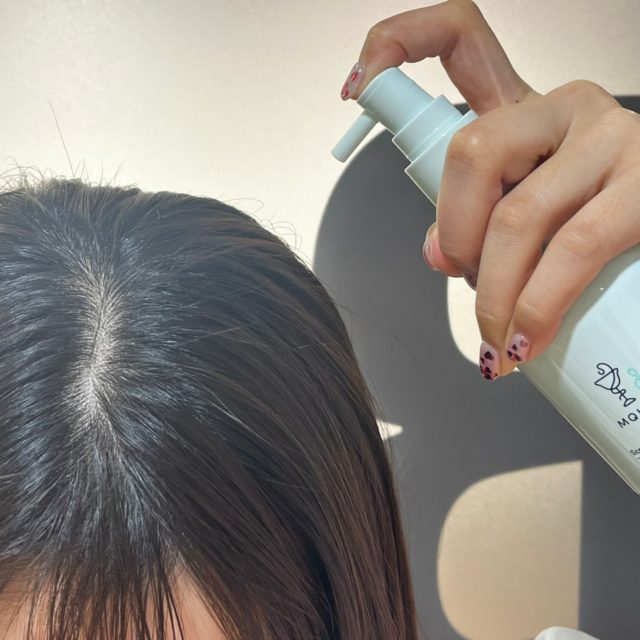 ヘアエッセンスを髪に使用するイメージ
