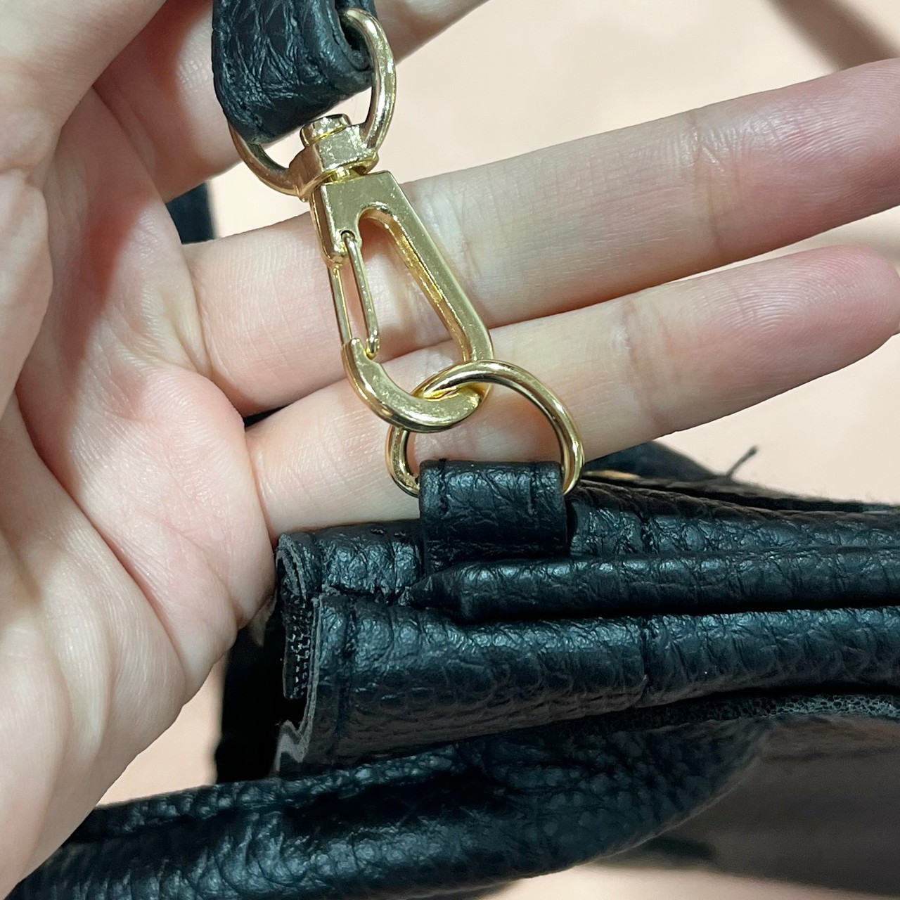 スマホショルダーバッグ、ブラックのショルダーストラップ部分