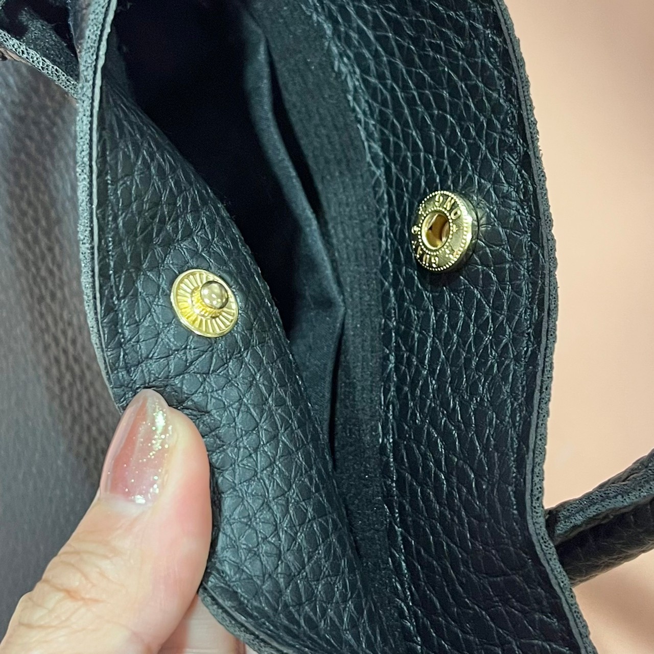 スマホショルダーバッグ、ブラックの開け口部分