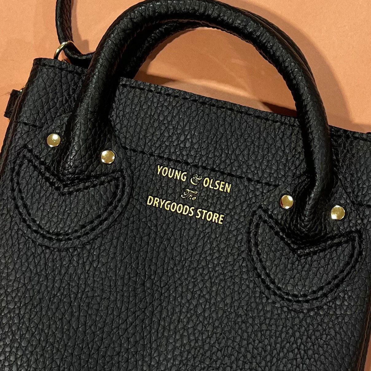 スマホショルダーバッグ、ブラックの持ち手部分