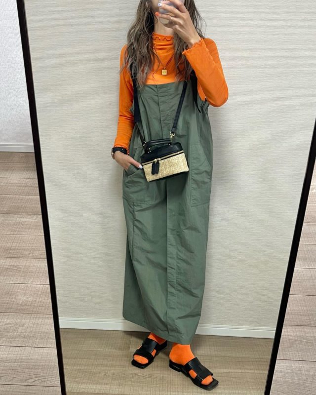 シアーメロウトップス×しまむらのグリーンの「リップストップカーゴジャンパースカート