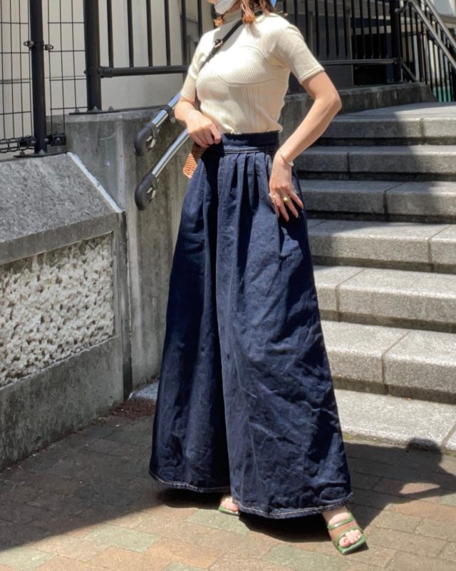 Uniqlo and Mame Kurogouchiのナチュラルの「3Dメッシュセーター(5分袖)」×デニムマキシスカート
