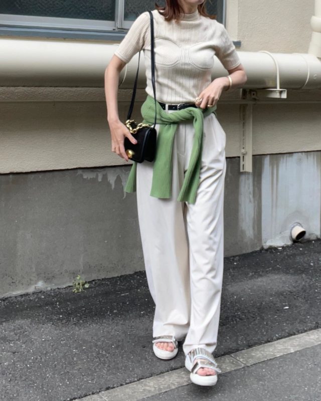 Uniqlo and Mame Kurogouchiのナチュラルの「3Dメッシュセーター(5分袖)」×ワイドパンツ