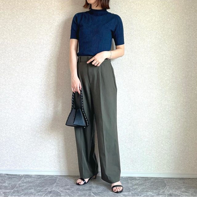 Uniqlo and Mame Kurogouchiのブルーの「3Dメッシュセーター(5分袖)」×タックワイドパンツ