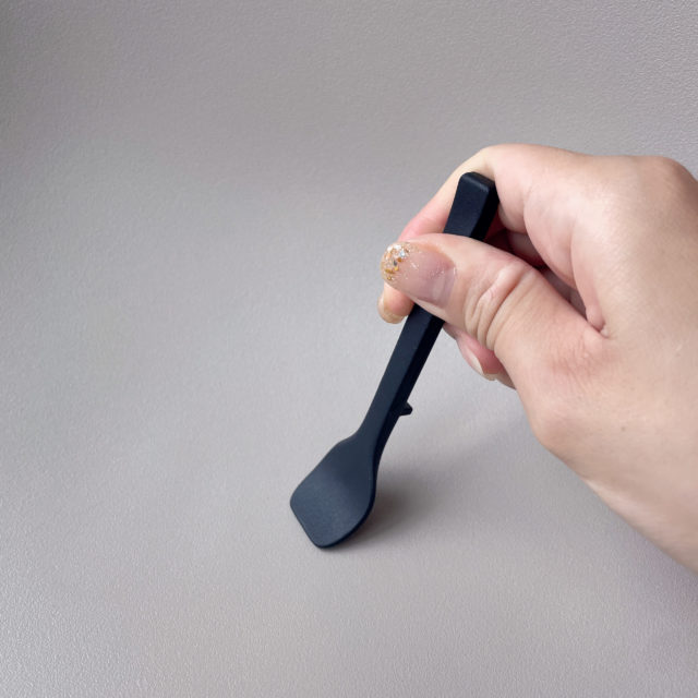 ミニスプーンの先端をしならせた写真