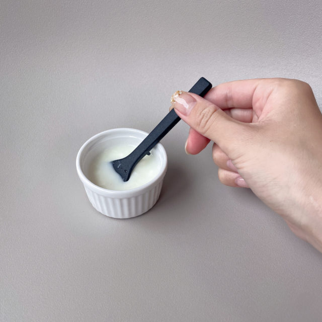 ヨーグルトを食べる写真