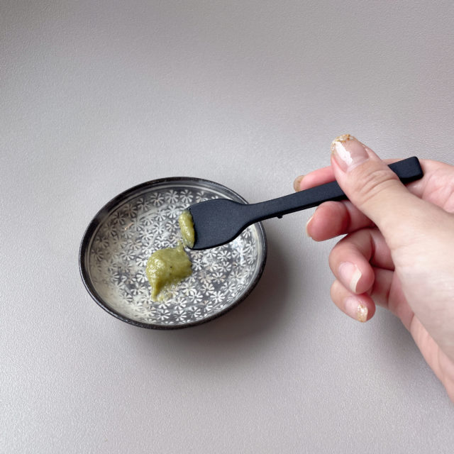ワサビをすくう写真