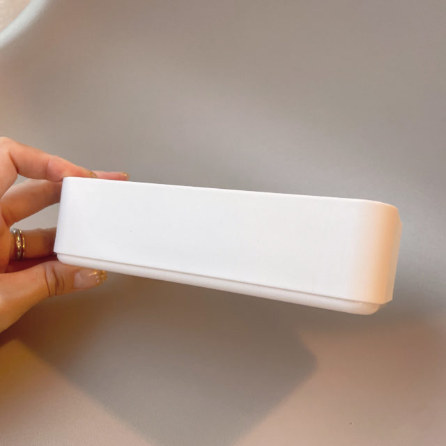 トレーを手で持った写真