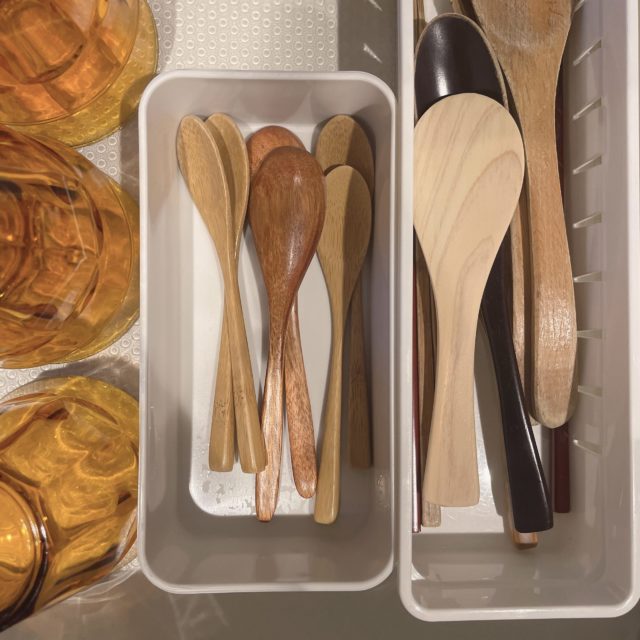ミニスプーンをトレーに入れた写真